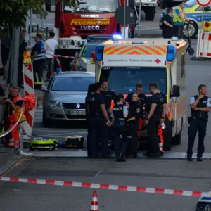 Auf einer Straße stehen viele Einsatzfahrzeuge.