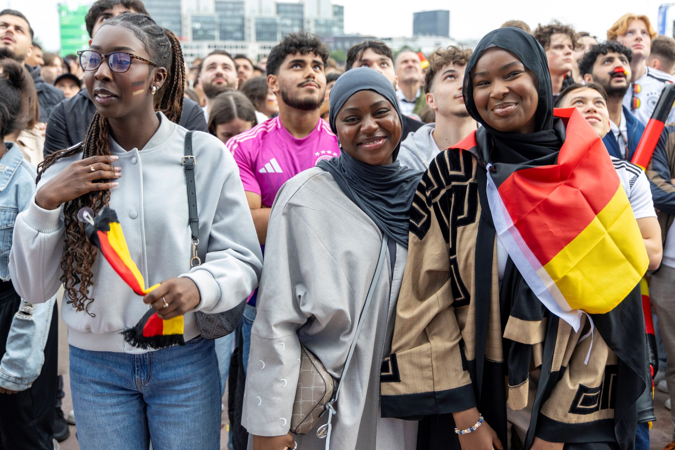 Zuschauer beim Public Viewing der Fußball-EM 2024 auf dem Heiligengeistfeld.