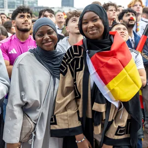 Zuschauer beim Public Viewing der Fußball-EM 2024 auf dem Heiligengeistfeld.