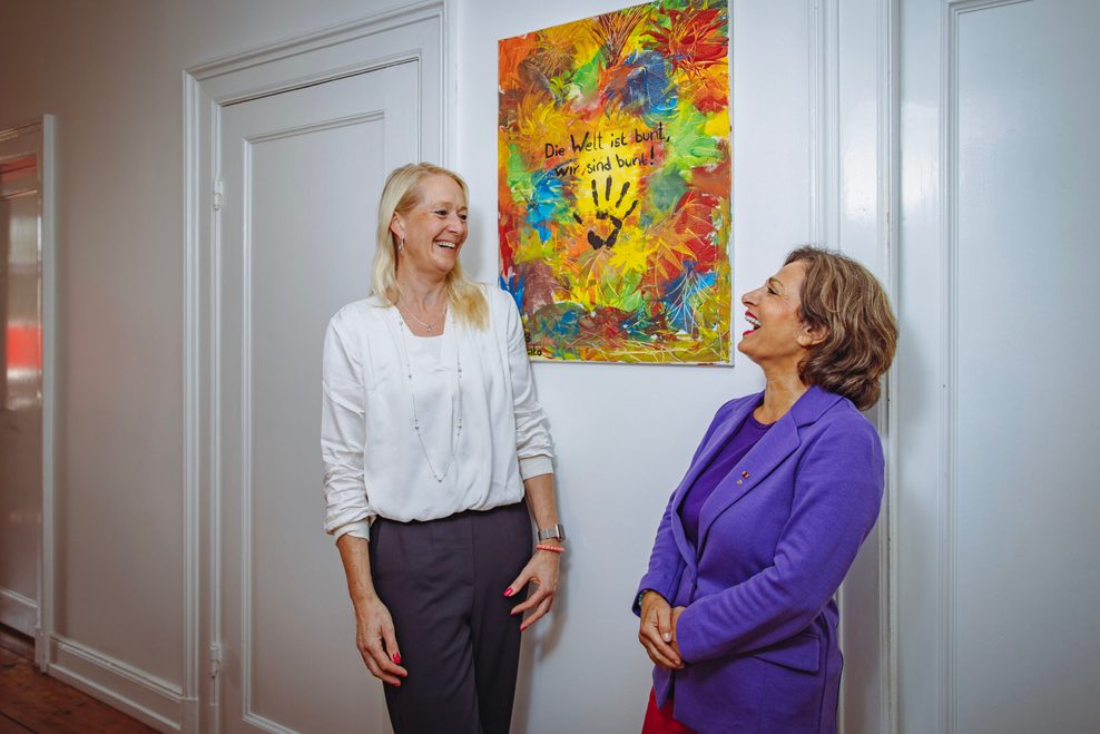 Kennen sich seit Jahren: Hourvash Pourkian mit Haspa-Filialdirektorin Sabine Holtmeier.