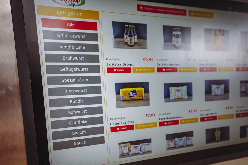 Würstchen, Bier und Snacks kommen aus dem Automaten.