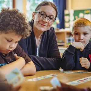 Kinder beim gemeinsamen Lernen