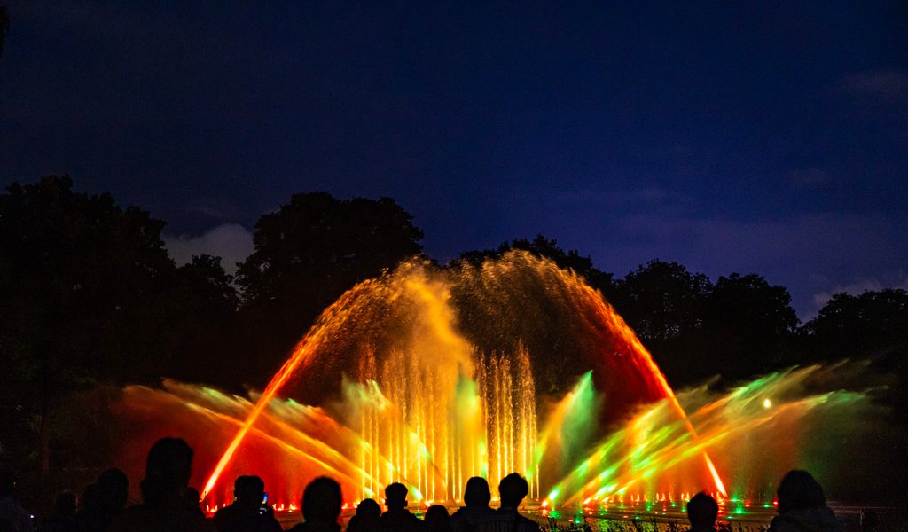 Hamburgs-magischste-Show-Hier-tanzen-Wasser-Licht-und-Musik-noch-von-Hand