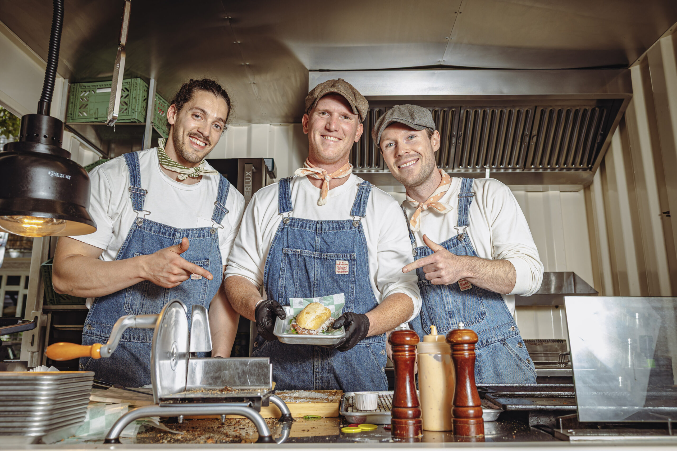Marwan Bouyarden (32), Fabian Hilbert (32) und Nick Lehmann (33) in ihrem Foodtruck auf dem Isemarkt