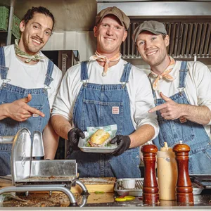 Marwan Bouyarden (32), Fabian Hilbert (32) und Nick Lehmann (33) in ihrem Foodtruck auf dem Isemarkt