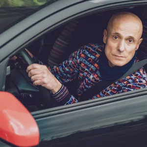 Ein Mann am Steuer eines Autos.