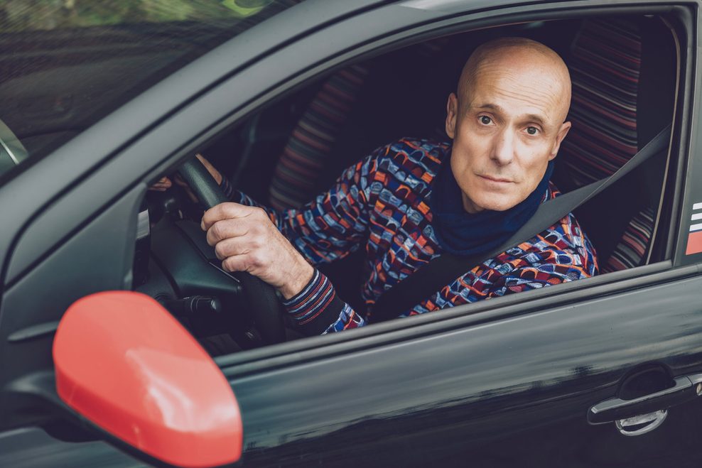 Ein Mann am Steuer eines Autos.