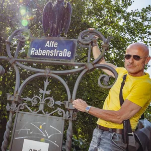 Hamburgs coolstes Straßenschild (mit Raben) ist rund 135 Jahre alt und steht unter Denkmal-schutz.
