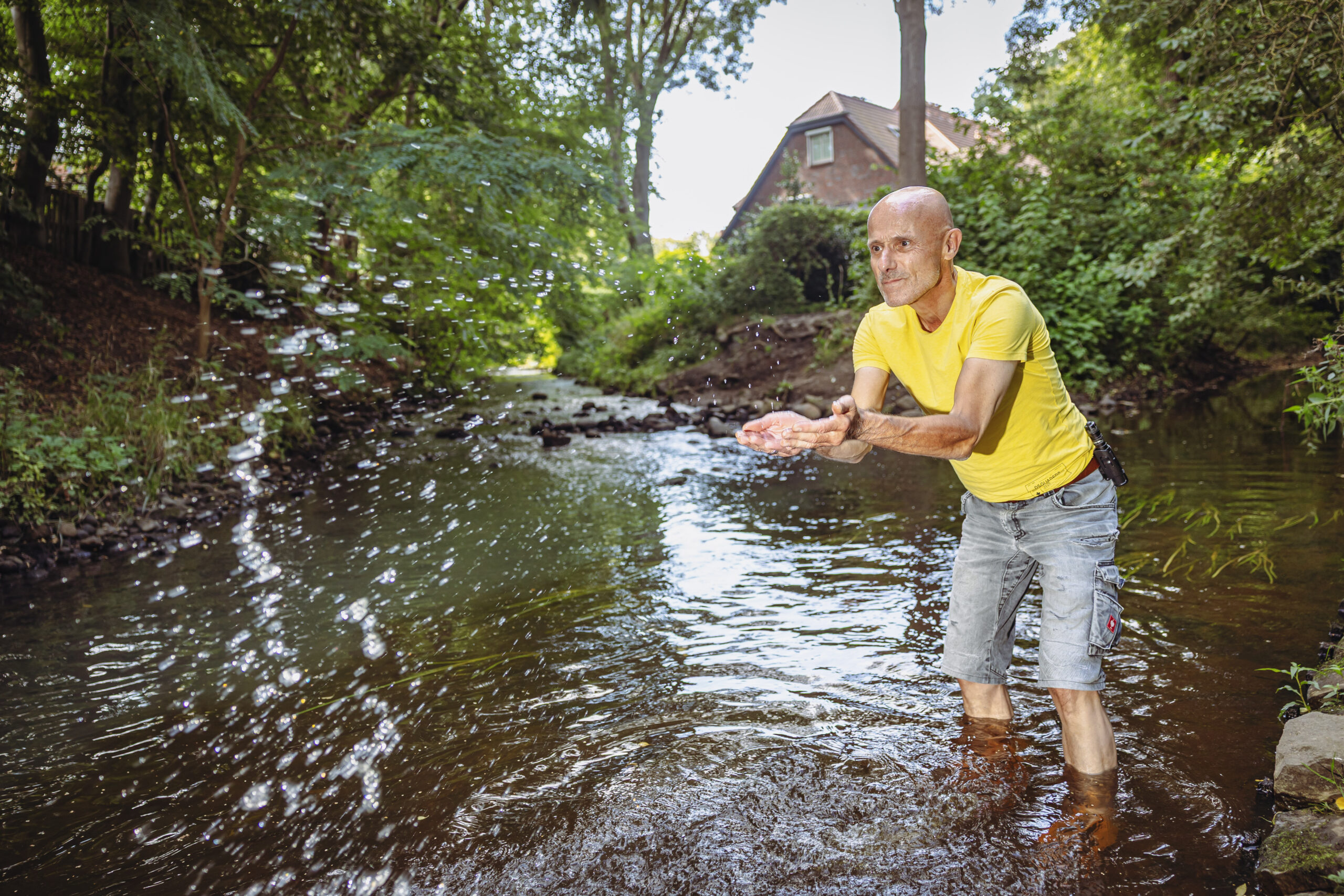 MOPO-Reporter Thomas Hirschbiegel plantscht am Zusammenfluss von Kollau und Tarpenbek beim Kellerbleek (Niendorf) im Wasser.