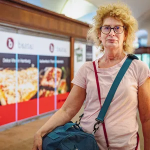 Die Reisende Sabine (60) bedauert sehr, was aus dem Bahnhof Dammtor geworden ist.
