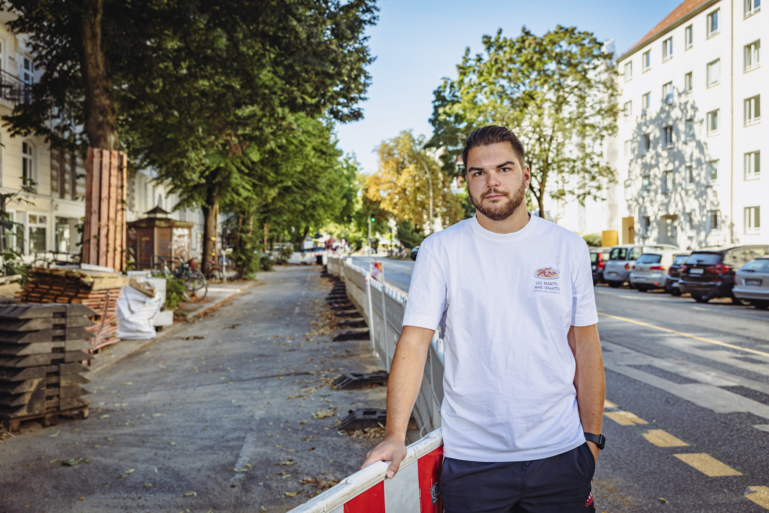 Lukas Lampe kann wegen der großen Baustelle in seiner Straße oft keinen Parkplatz mehr finden.