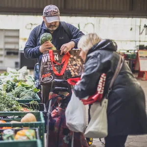 Arme Hamburger an der Tafel-Ausgabestelle Rothenburgsort – an vielen anderen Standorten ist das Hilfsangebot unterrepräsentiert.
