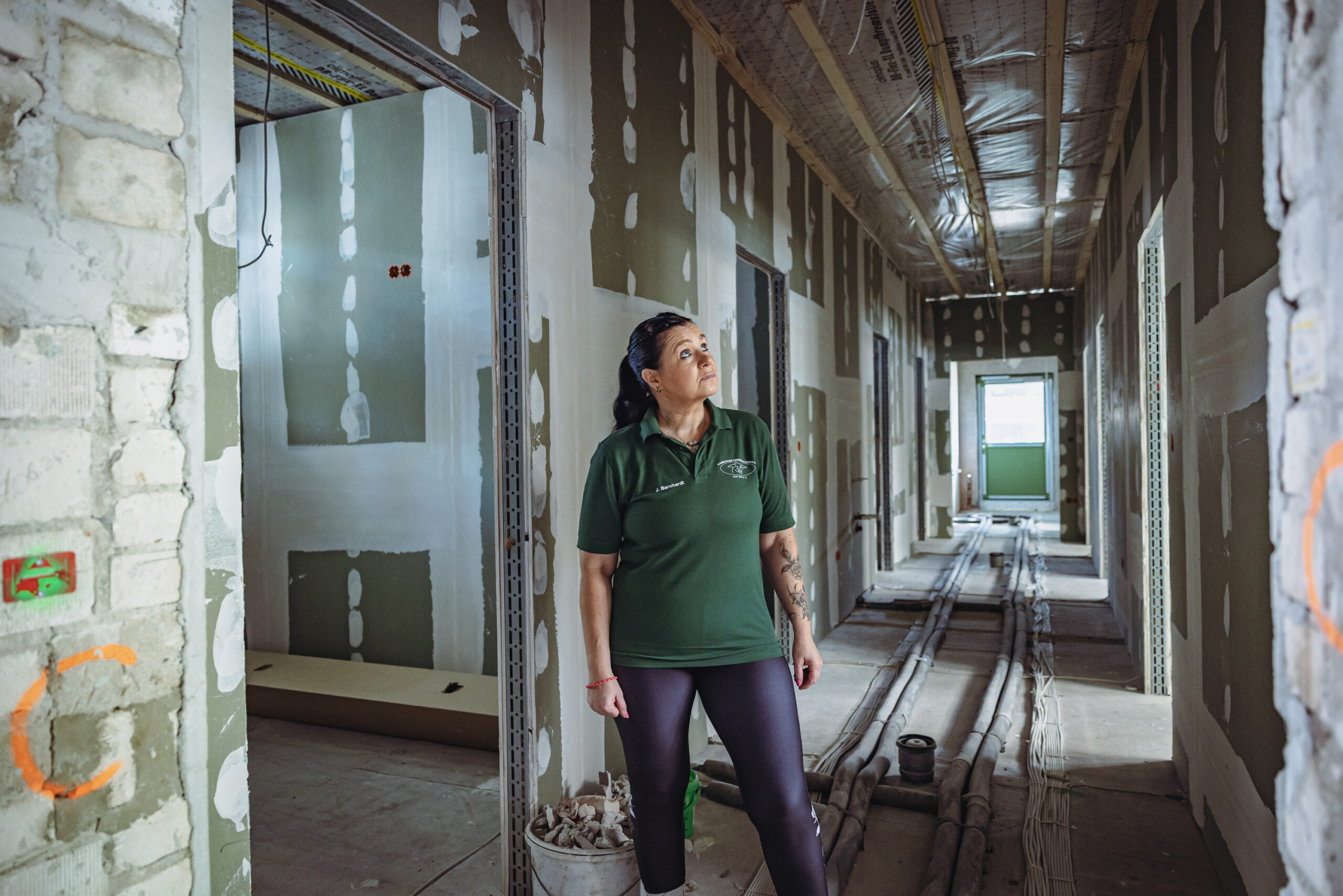 Janet Bernhardt schaut sich die Arbeiten am neuen Katzenhaus an.