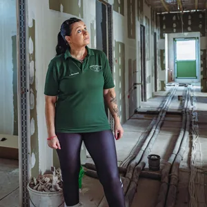 Janet Bernhardt schaut sich die Arbeiten am neuen Katzenhaus an.