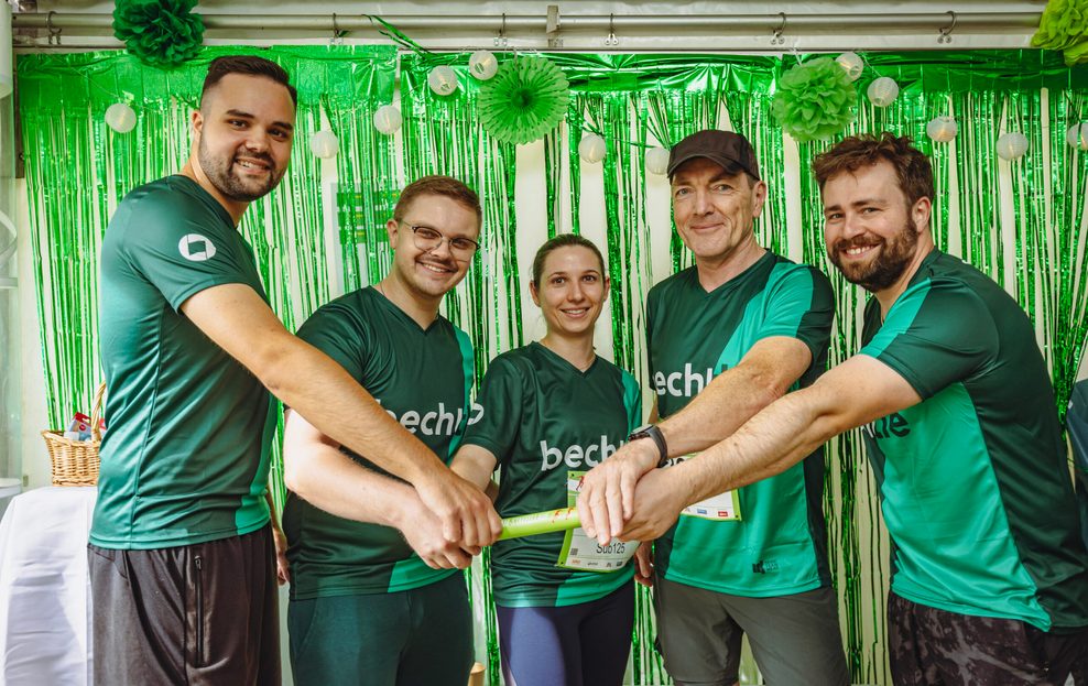Das Team „Bechtle IT“: Jakob (v.l., 26), Sören (32), Gina (27), Jan (61) und Leif (33).