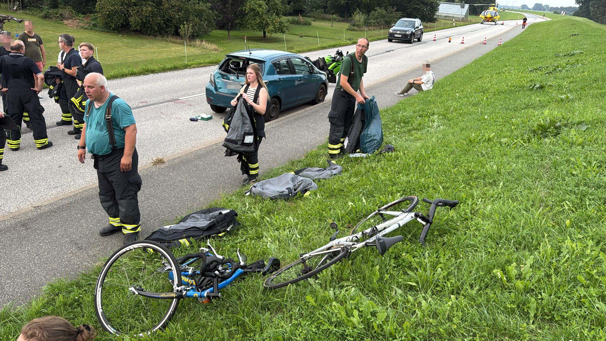 Zwei Rennradsportler krachen in Kirchwerder in geparktes Autos – zwei Schwerverletzte