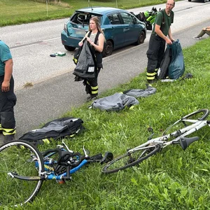 Zwei Rennradsportler krachen in Kirchwerder in geparktes Autos – zwei Schwerverletzte
