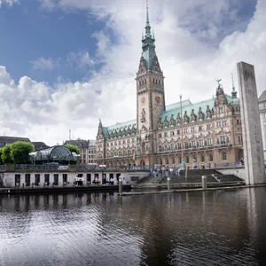 Direkt beim Rathaus können Cafébesucher direkt an der Kleinen Alster sitzen.