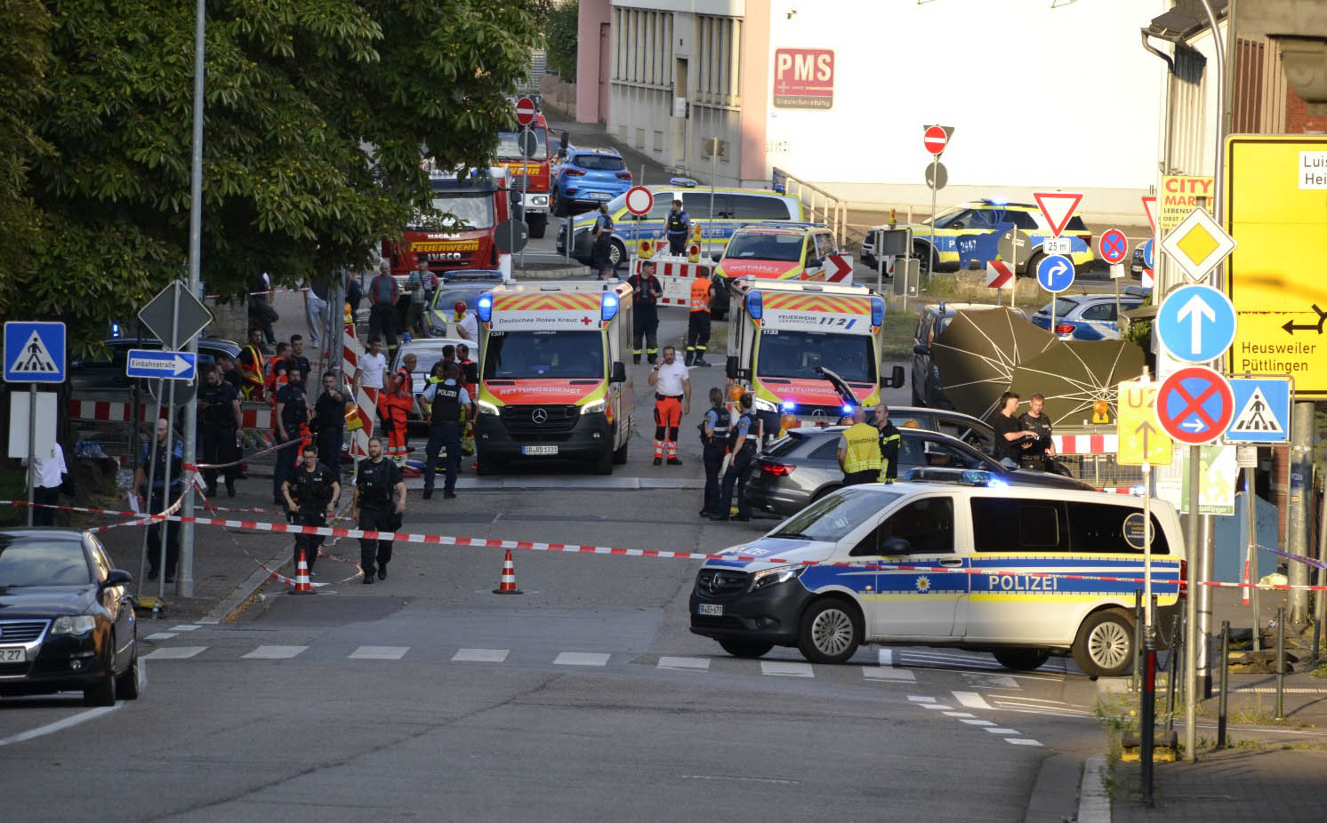 Großeinsatz von Polizei und Rettungskräften nach einem Raubüberfall in der Völklinger Innenstadt.