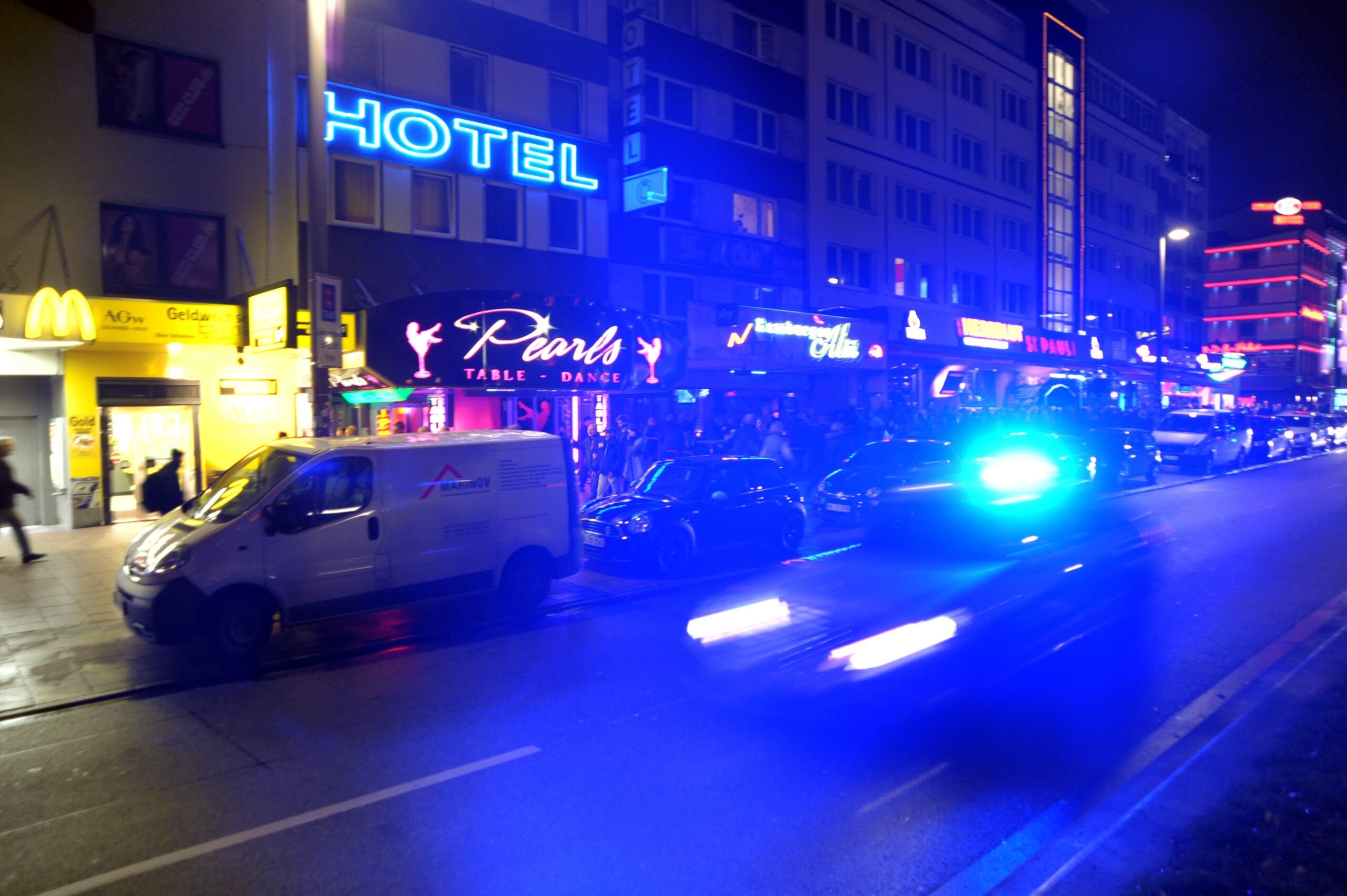 Auseinandersetzung vor Kiez-Club an der Reeperbahn: Türsteher mit Messer verletzt – Unbeteiligte von Flaschen getroffen