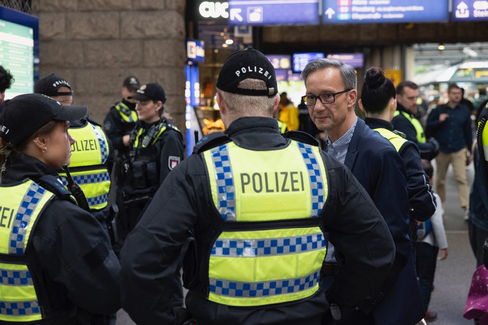 Hamburgs Polizeipräsident Falk Schnabel war persönlich bei der Kontrolle dabei.