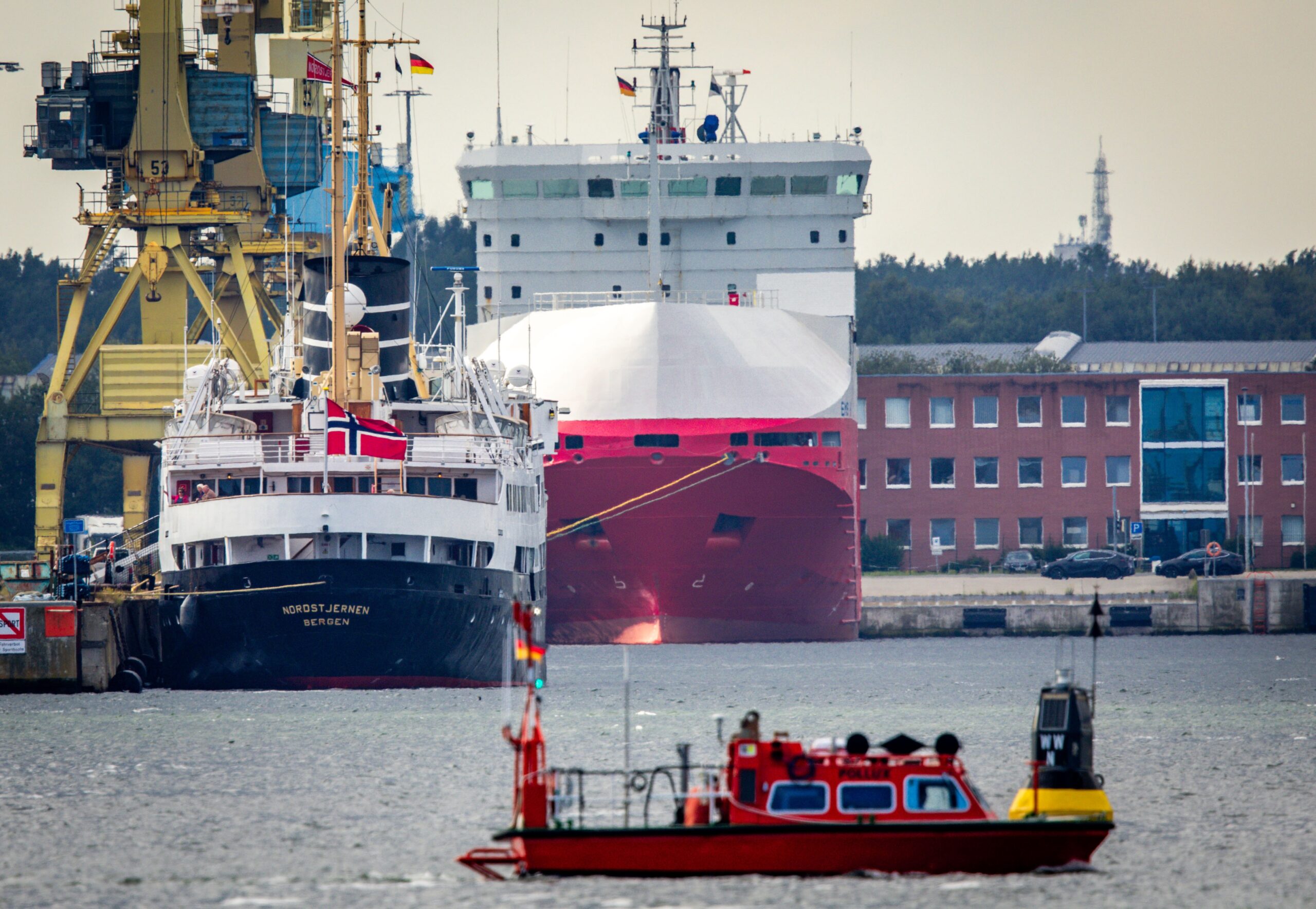 Kreuzfahrtschiff liegt vor Anker
