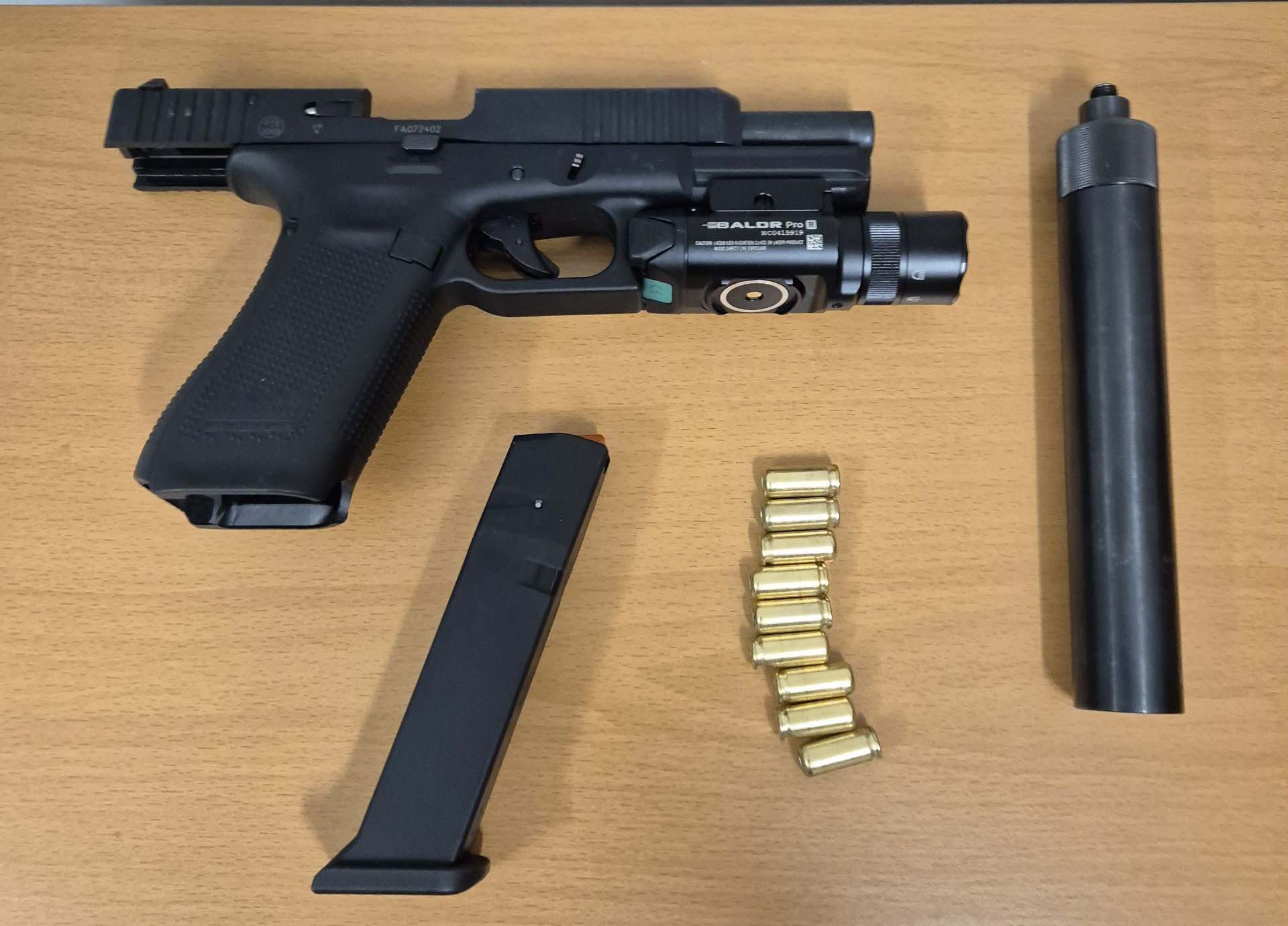 Mann bedroht Restaurant-Angestellte in Pinneberg mit Pistole – Waffe, Munition und Schalldämpfer sichergestellt