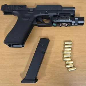 Mann bedroht Restaurant-Angestellte in Pinneberg mit Pistole – Waffe, Munition und Schalldämpfer sichergestellt