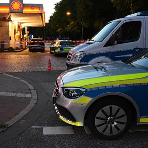 Aus einem zivilen Streifenwagen wurde am Montagabend die Dienstwaffe eines Polizisten gestohlen.