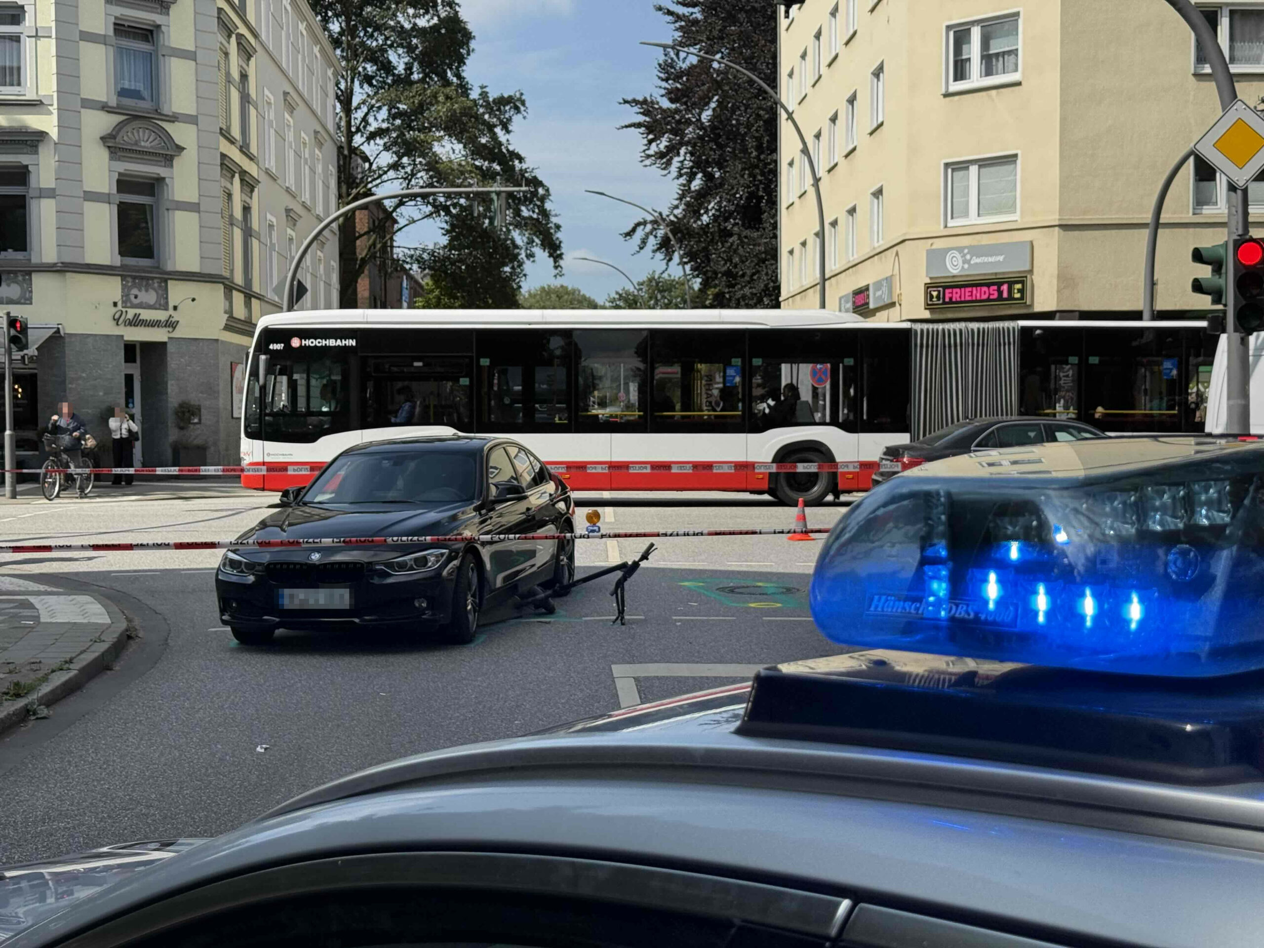 Der eingeklemmte E-Scooter liegt unter dem Unfallfahrzeug.