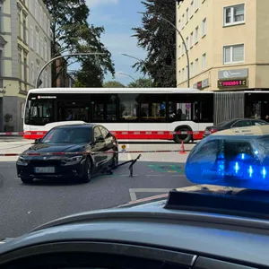 Der eingeklemmte E-Scooter liegt unter dem Unfallfahrzeug.