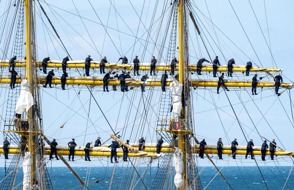 Marinesoldaten im Mast der Gorch Fock