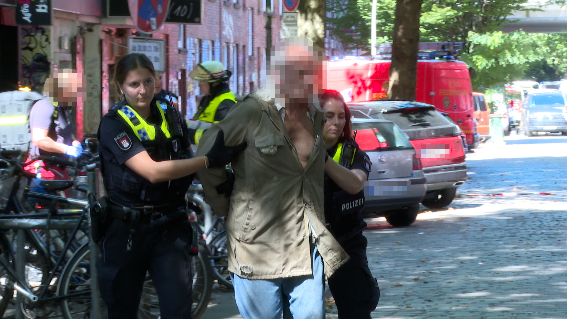 SEK stürmt Wohnung mit Blendgranaten: Einsatzkräfte überwältigen mutmaßlich bewaffneten Mann