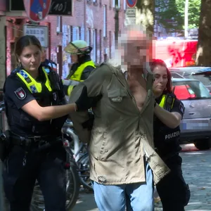 SEK stürmt Wohnung mit Blendgranaten: Einsatzkräfte überwältigen mutmaßlich bewaffneten Mann