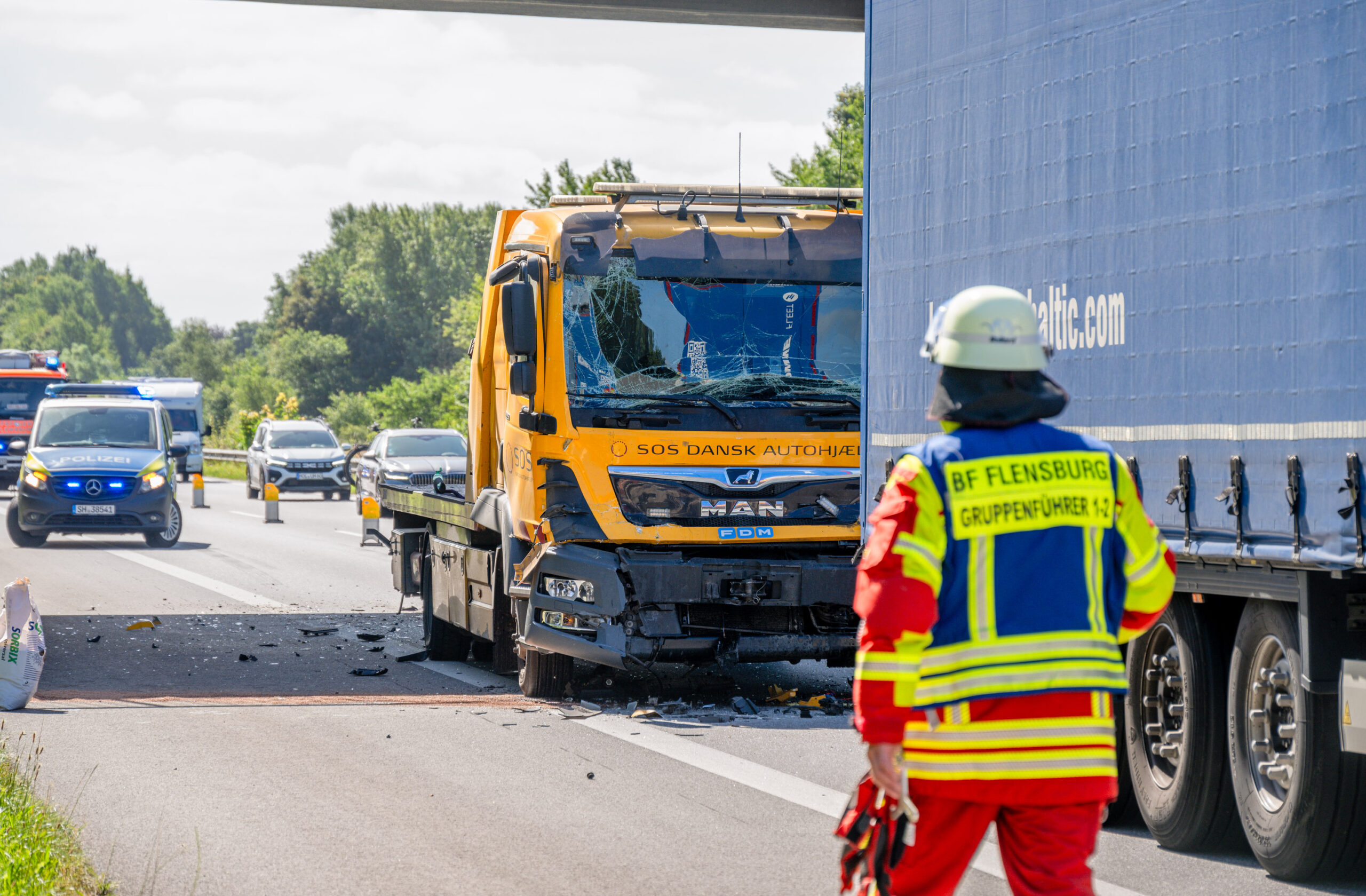 Abschlepper fährt auf A7 bei Flensburg auf Stauende auf. mehrere Kilometer Stau