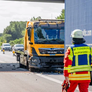 Abschlepper fährt auf A7 bei Flensburg auf Stauende auf. mehrere Kilometer Stau