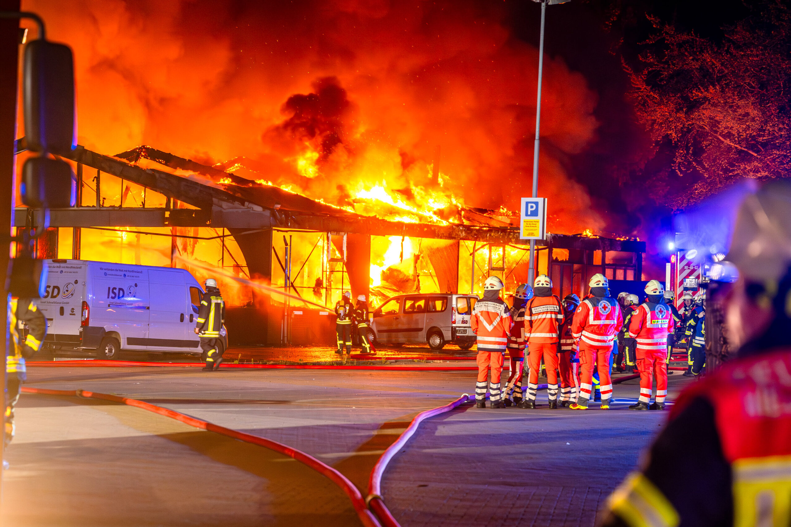 Die Werkstatt in Niebüll steht in Flammen.