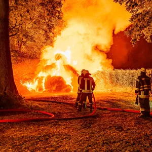 Lodernde Flammen in Enge-Sande