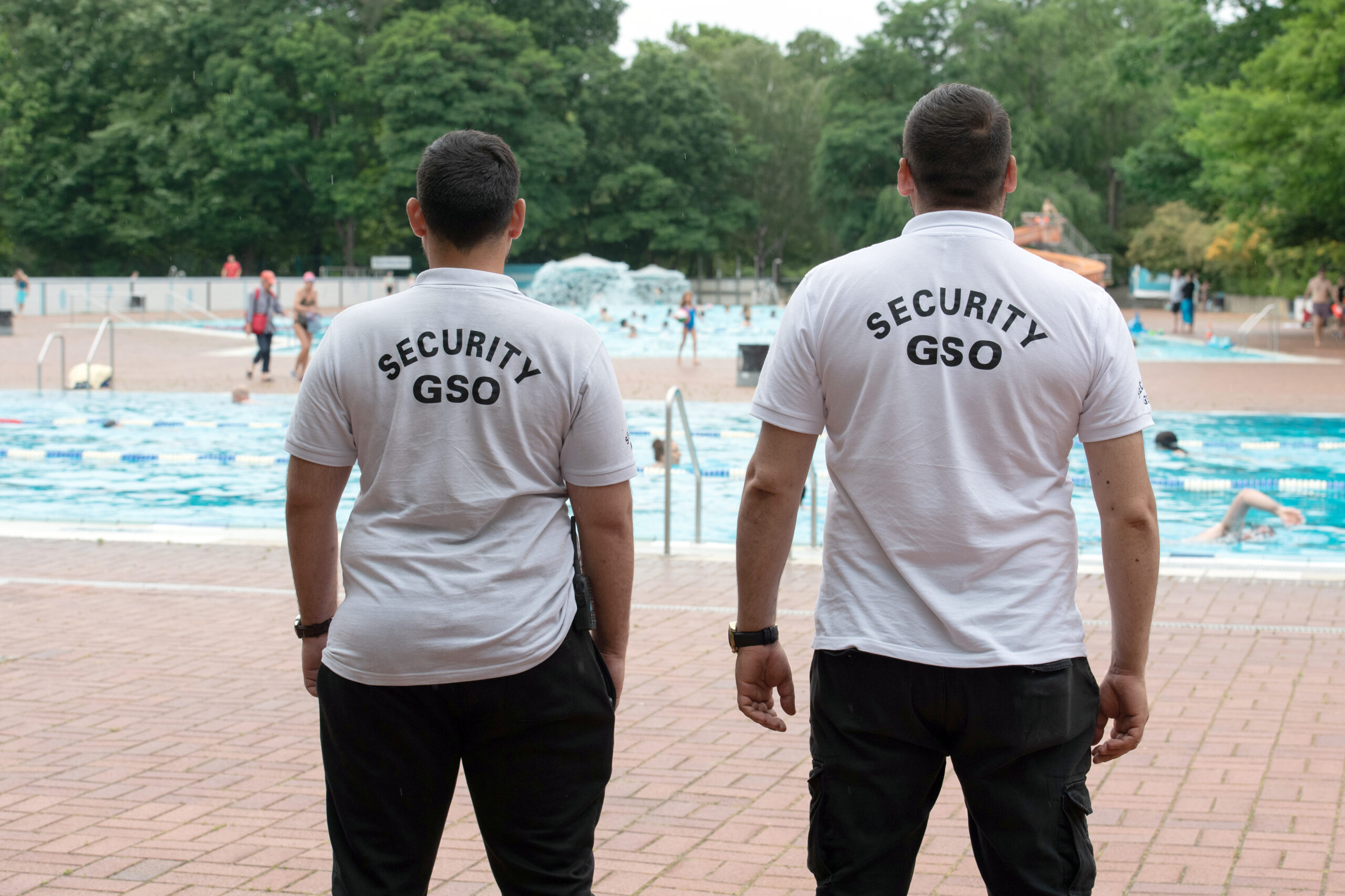 Mitarbeiter einer Securityfirma in einem Berliner Freibad (Symbolfoto)