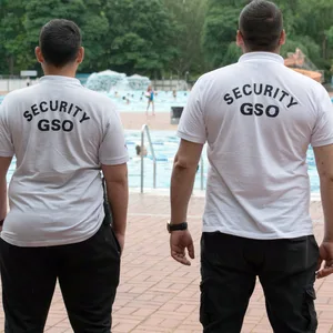 Mitarbeiter einer Securityfirma in einem Berliner Freibad (Symbolfoto)