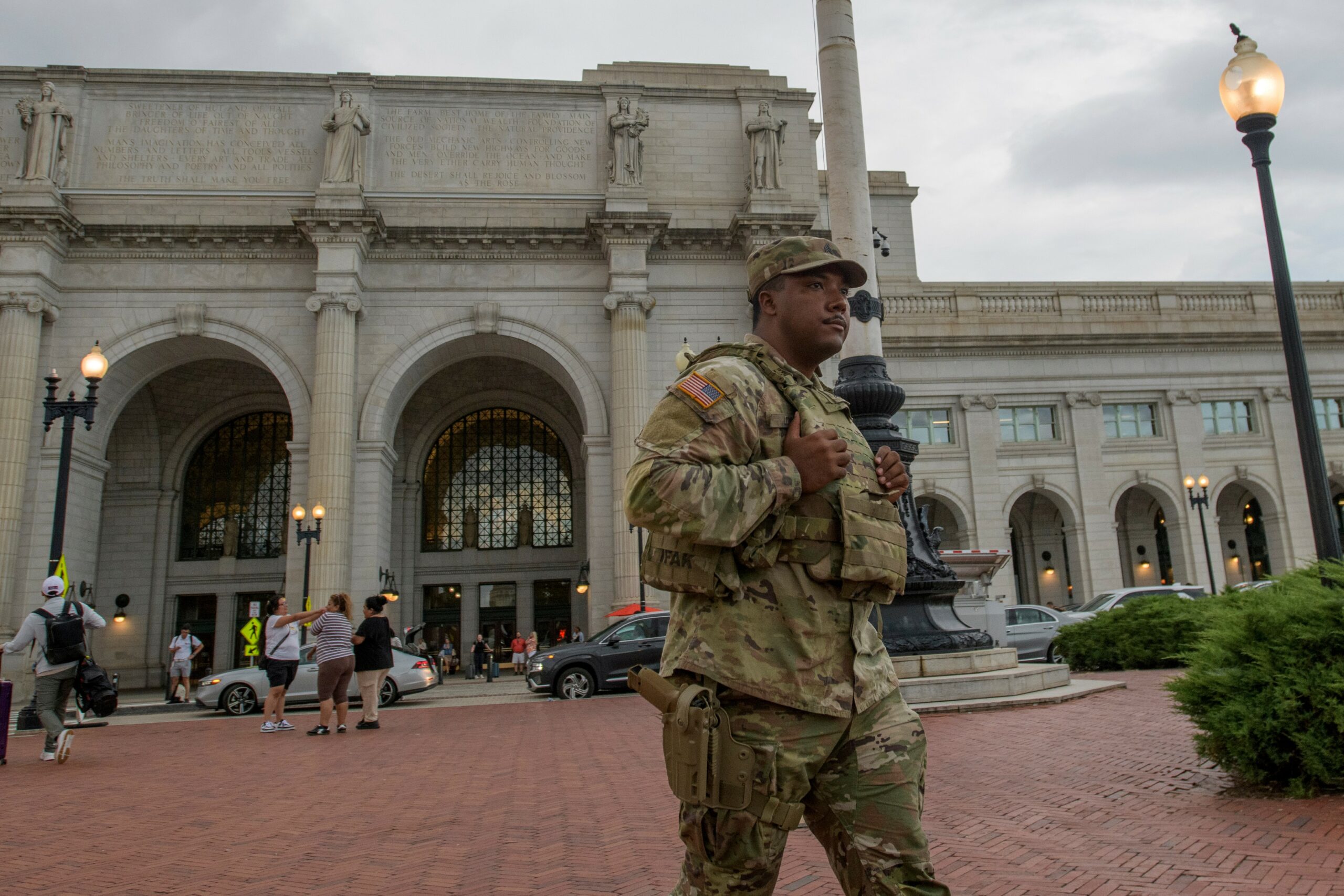 Ein bewaffnetes Mitglied der Nationalgarde von South Carolina vor der Union Station in der US-Hauptstadt Washington.
