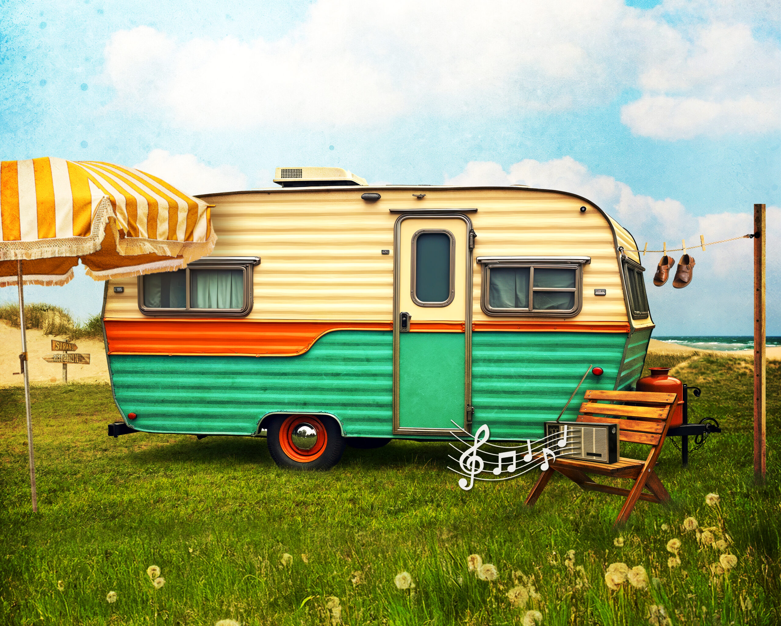 Ein buntes Wohnmobil auf einer Wiese