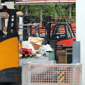 Ein 49-Jähriger wurde bei Arbeiten unter einem herabstürzenden Regal begraben und tödlich verletzt.