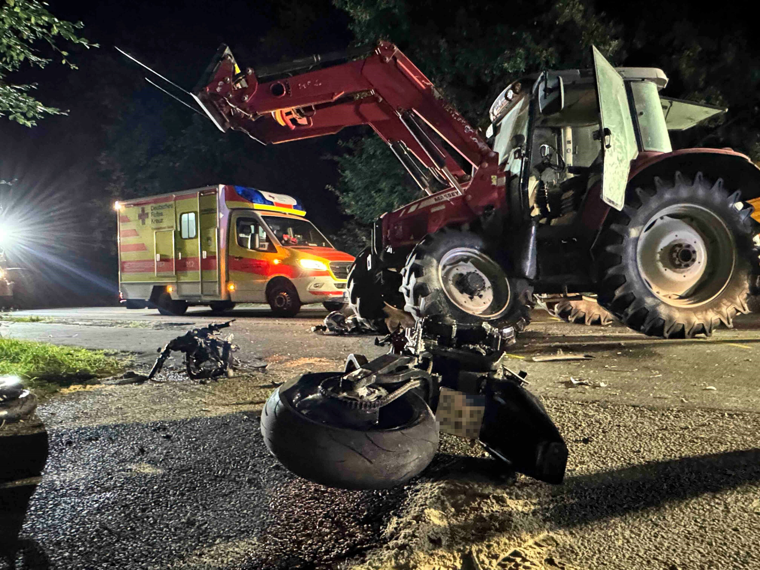 Durch die Wucht des Aufpralls wurde das Motorrad in mehrere Teile zerrissen.
