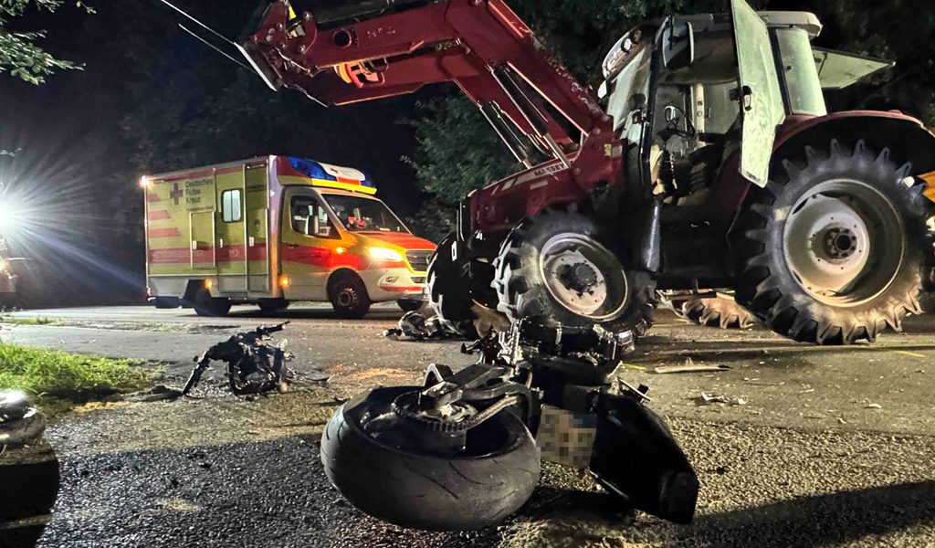 Motorradraser-kracht-in-Traktor-Bike-zerrei-t-in-Einzelteile