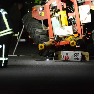 Der Traktor wurde bei dem Unfall schwer beschädigt, ein Hinterrad knickte ab.