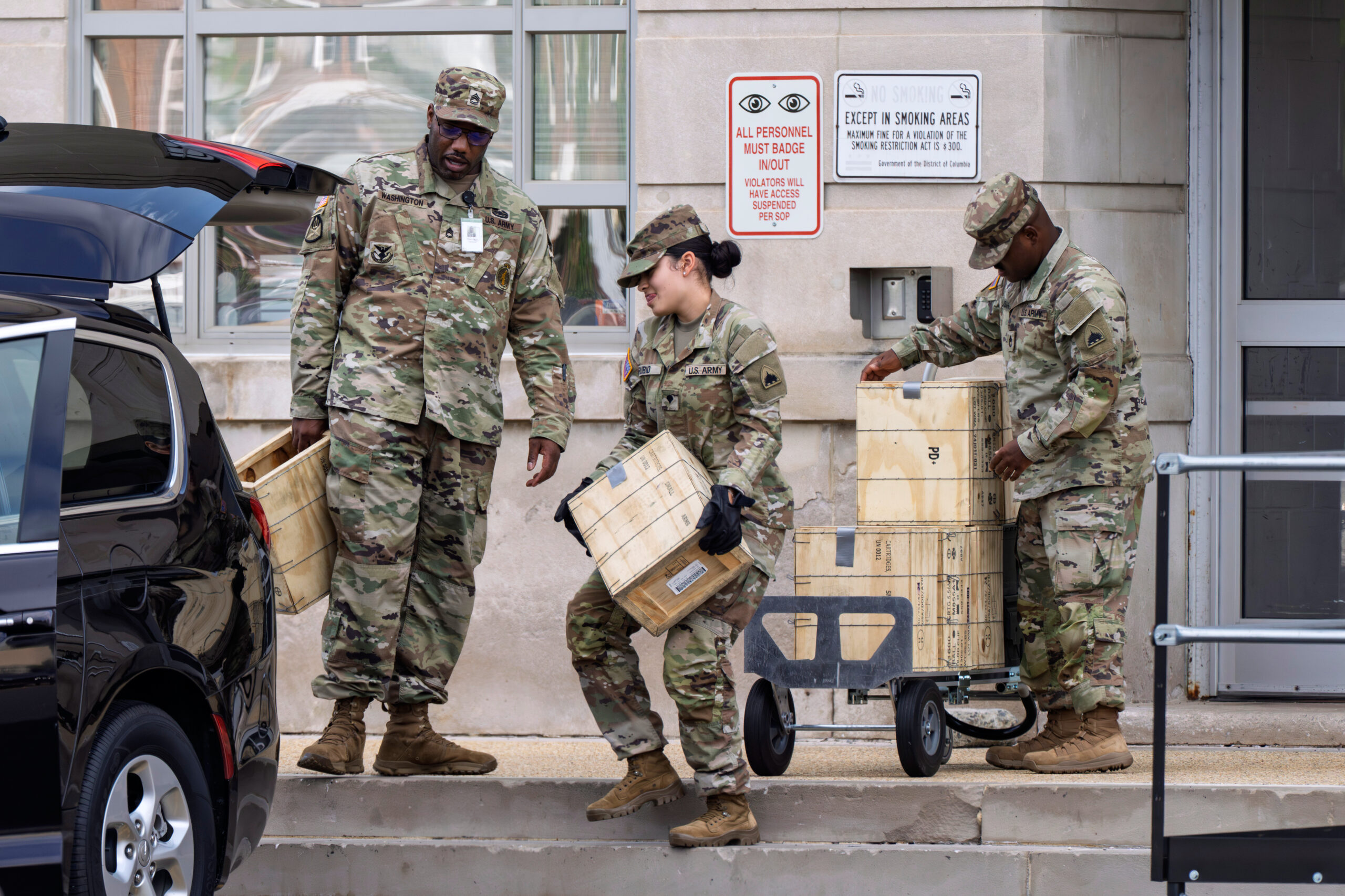 Truppen laden Kisten mit Gewehrmunition im Hauptquartier der Nationalgarde des Columbia District.