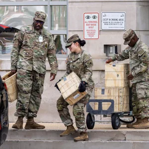 Truppen laden Kisten mit Gewehrmunition im Hauptquartier der Nationalgarde des Columbia District.