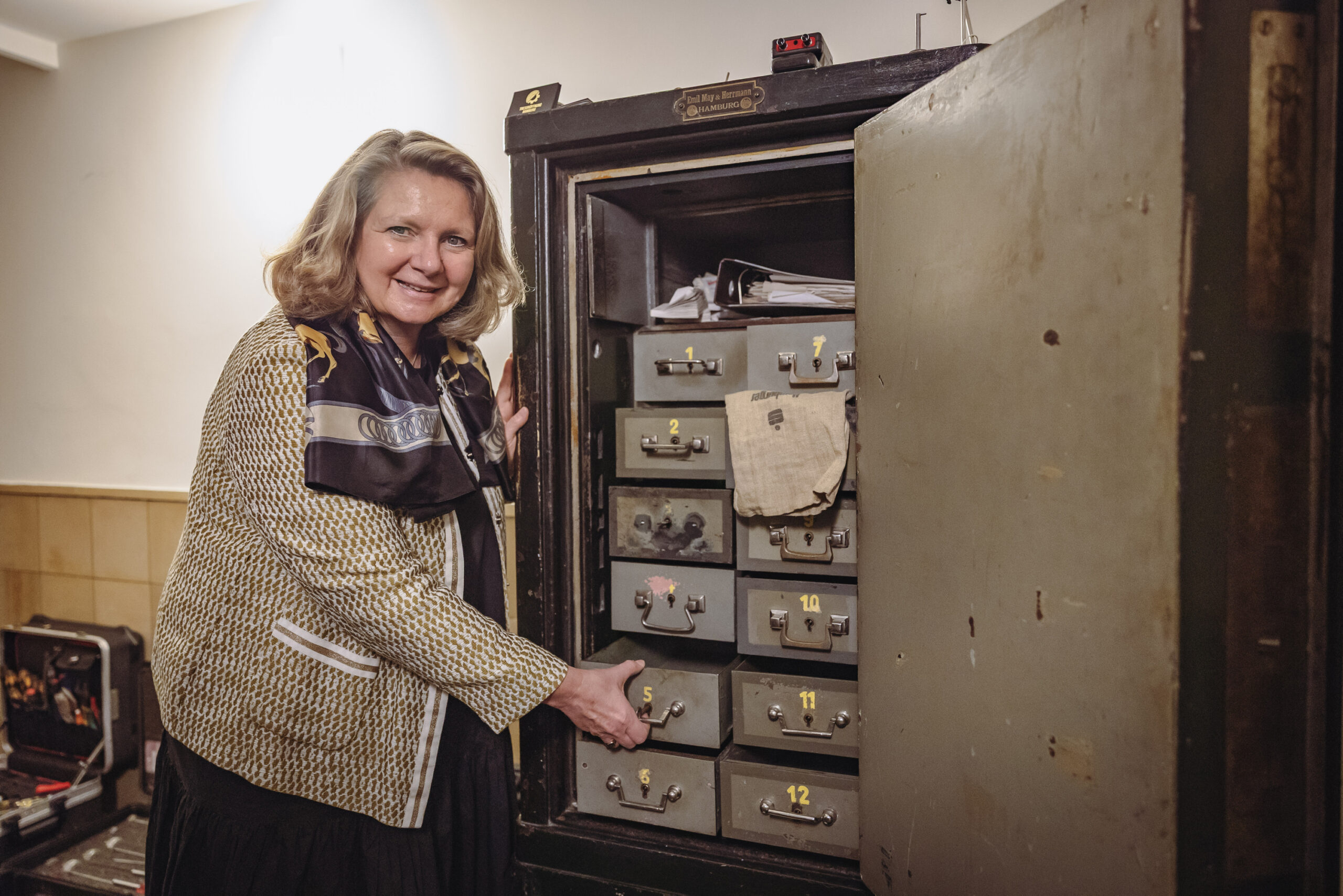 Frau öffnet Tresor