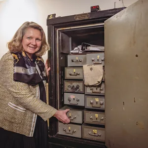 Frau öffnet Tresor